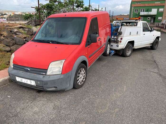 El vehículo en el momento de ser retirado por una grúa/TA.